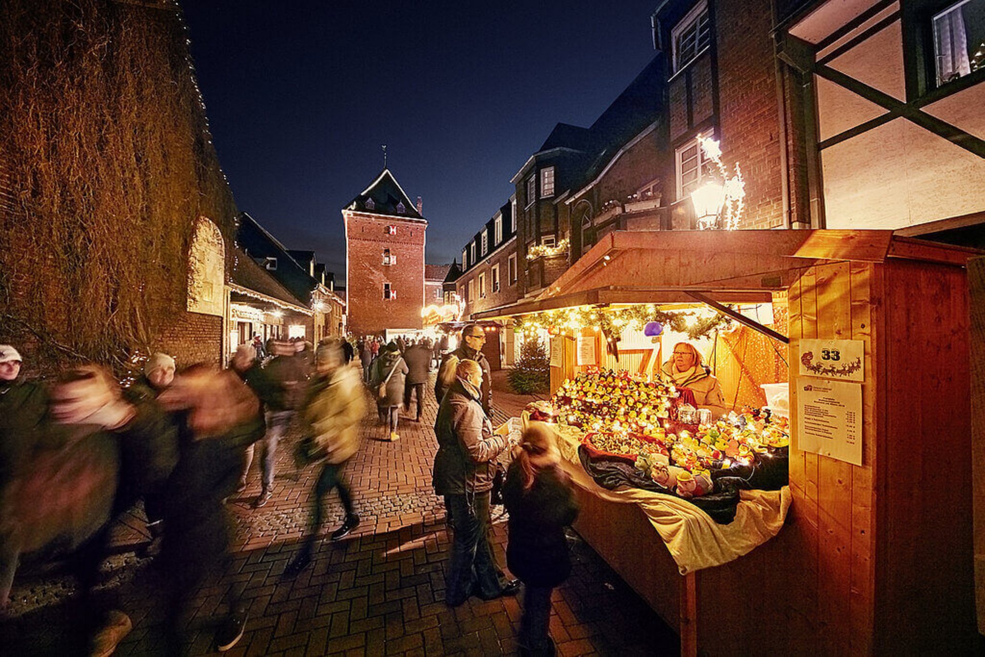 Blick in Richtung Schelmenturm, links und rechts Verkaufsstände vom Weihnachtsmarkt